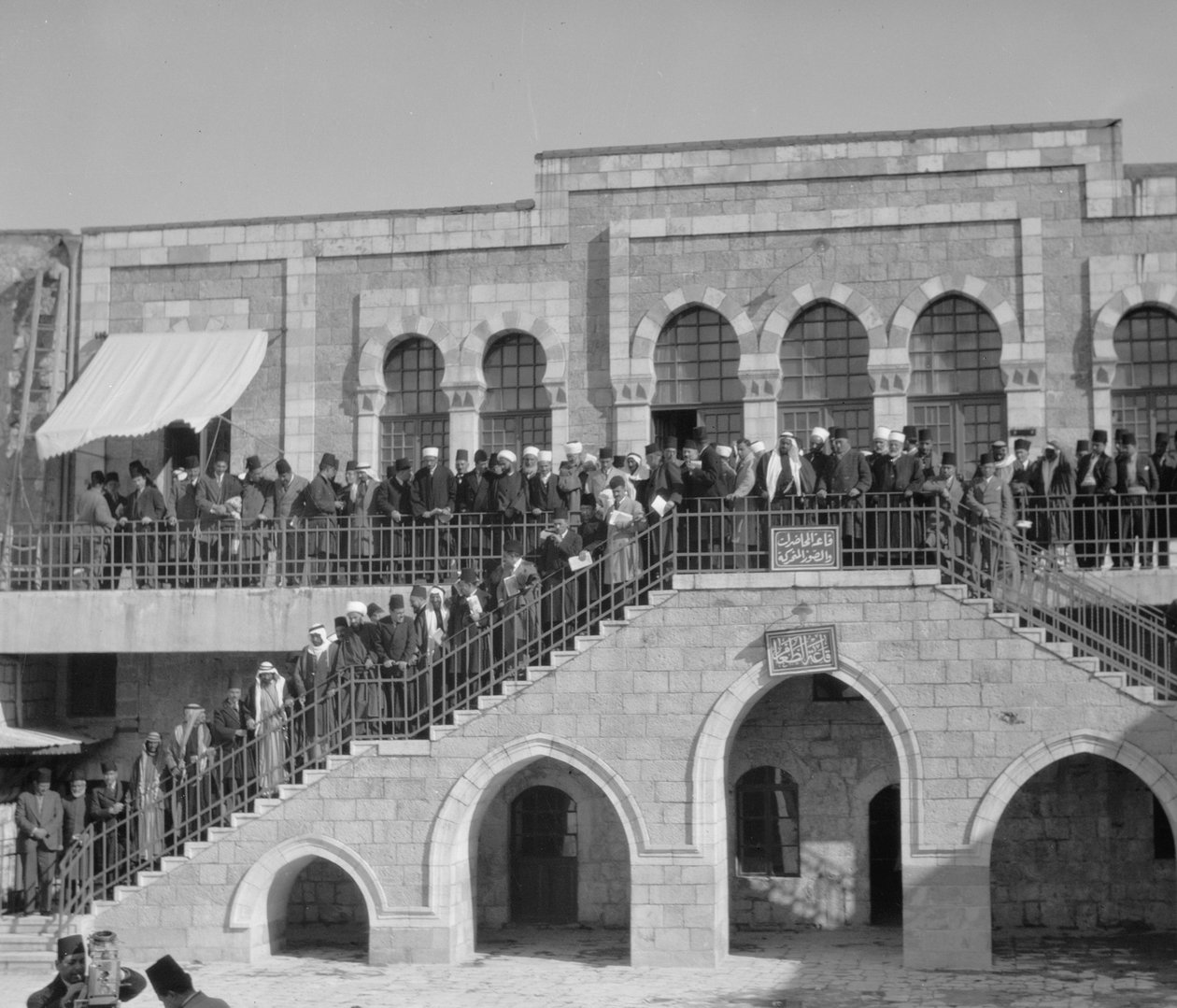 1929年在Antonia塔遗址的Rawdat el Maaref学校举行阿拉伯会议（bw photo） 作者 未知未知
