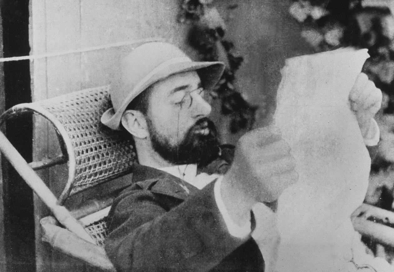 法国画家Henri De Toulouse-Lautrec（1864-1901）阅读论文，照片由Alfred Natanson C. 1895 作者 不明