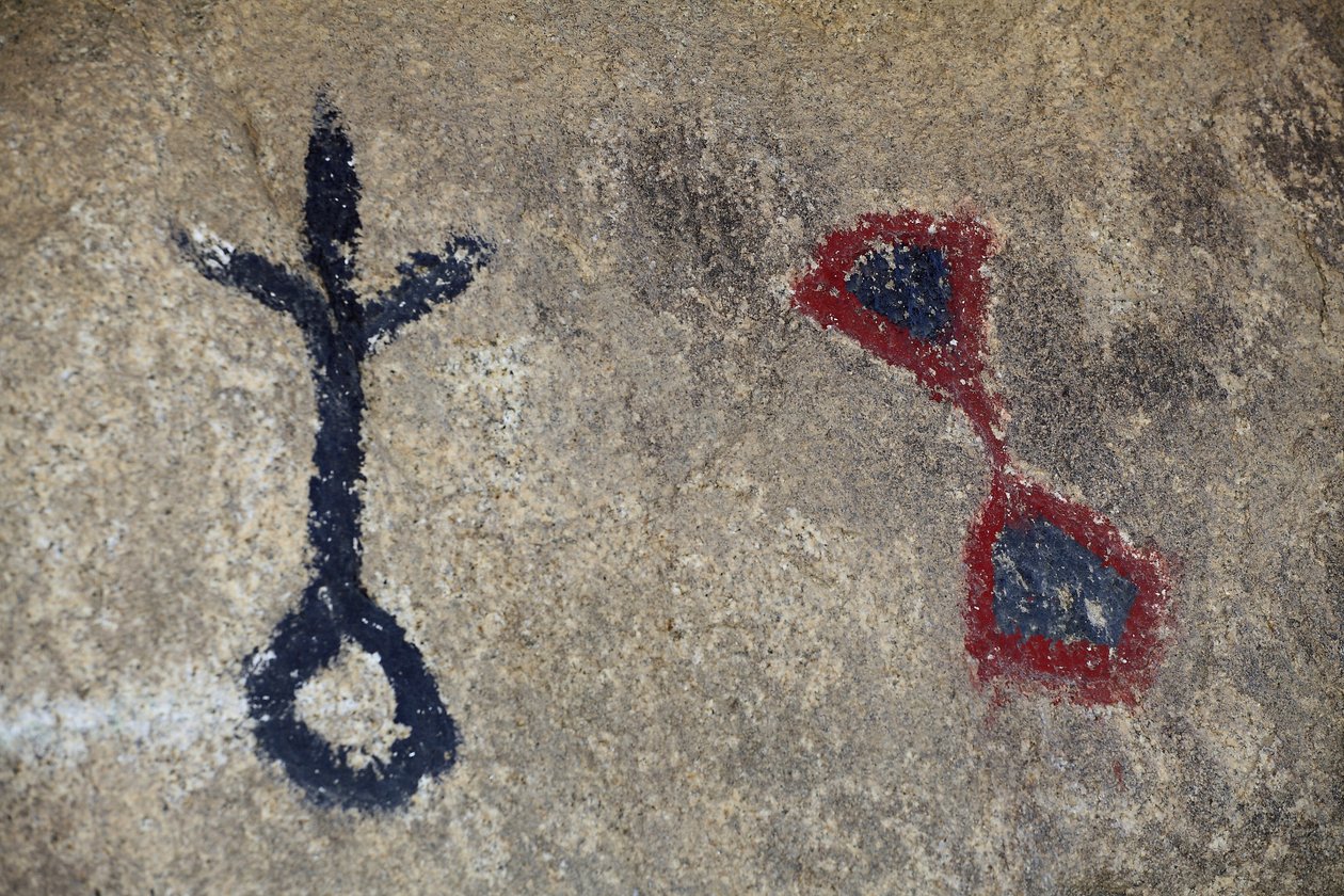 北美的印度岩画。 50年代的绘画为西方拍摄增添了色彩。公园全国约书亚树，加利福尼亚，美国。北美印第安文化 作者 不明