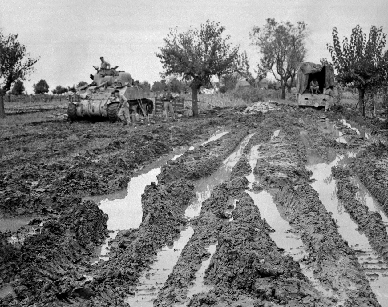 谢尔曼坦克和一辆卡车在意大利泥泞的地形上，c.1943-45，由突击队协会编制的650张照片集合 作者 美国摄影师
