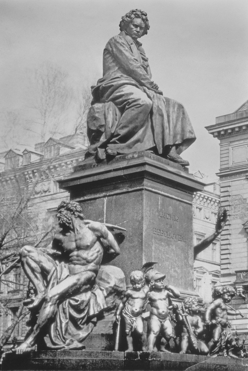 Ludwig van Beethoven的纪念碑，作曲家坐在一个基座上方，指的是第九交响曲，由Kaspar Ritter von Zumbusch（1830-1915），1880年（铜牌） 作者 奥地利学派