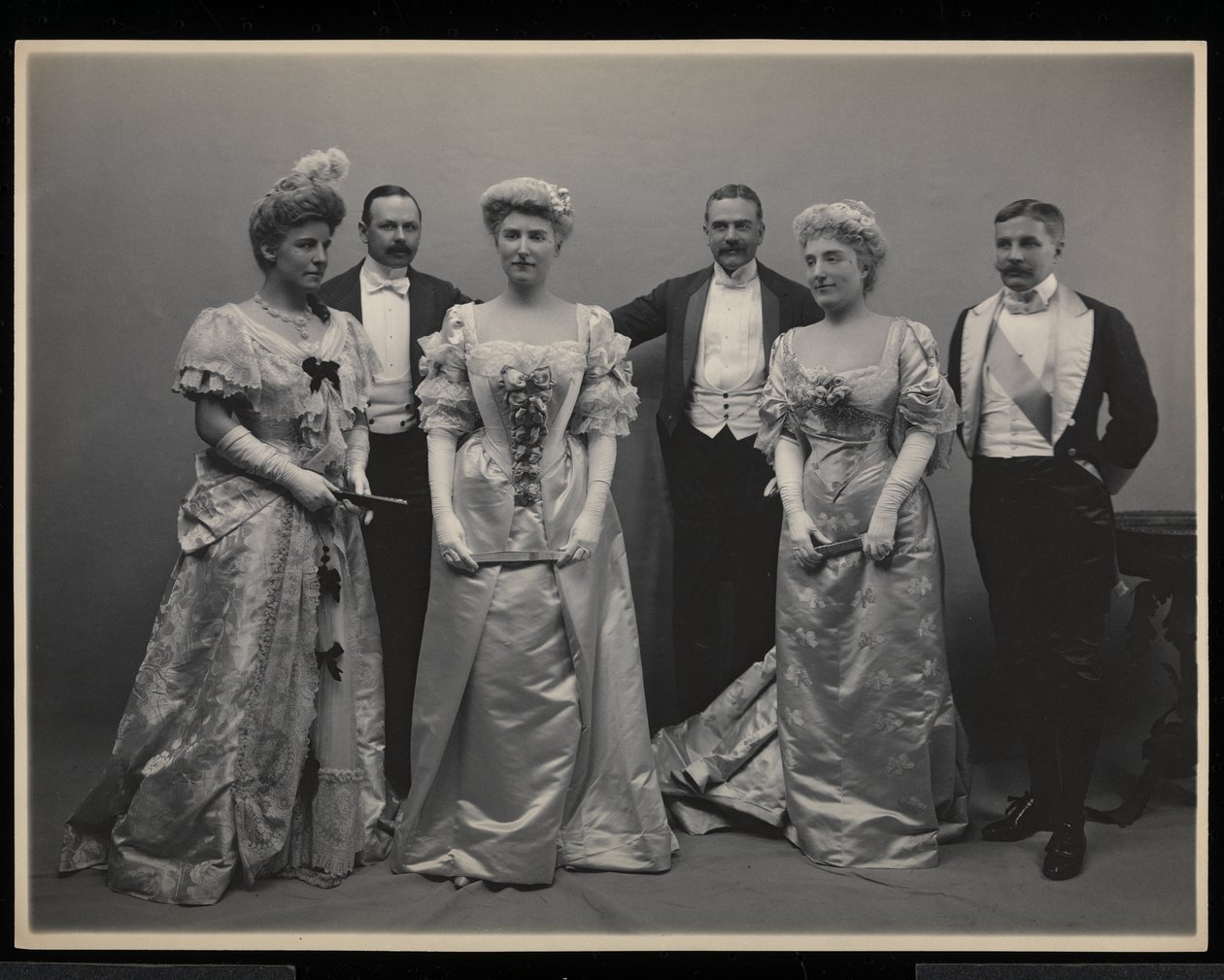 1905年1月31日纽约James Hazen Hyde Ball的Douglas Robinson夫人，Franklin Plumer夫人，Pauline Riggs女士，Charles Munn先生，Garrick Riggs夫人和Frederick Weeks先生的集体肖像（sil 作者 拜伦公司