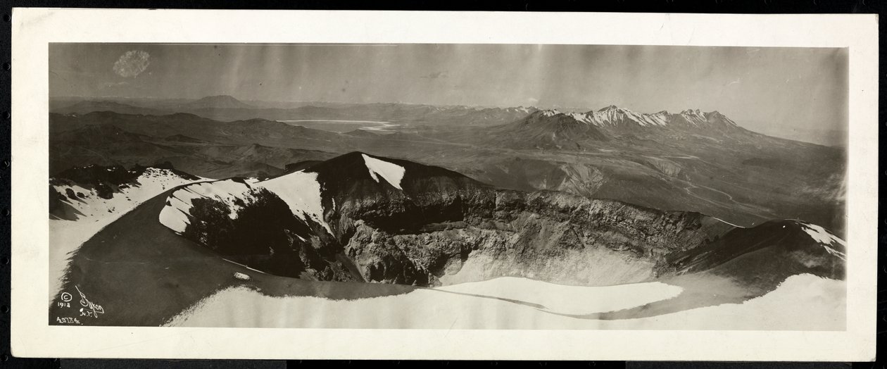 从上面的一系列白雪皑皑的山脉，以及似乎是火山边缘的全景，大概在巴拿马运河上或附近，1913年（银色明胶印刷） 作者 拜伦公司