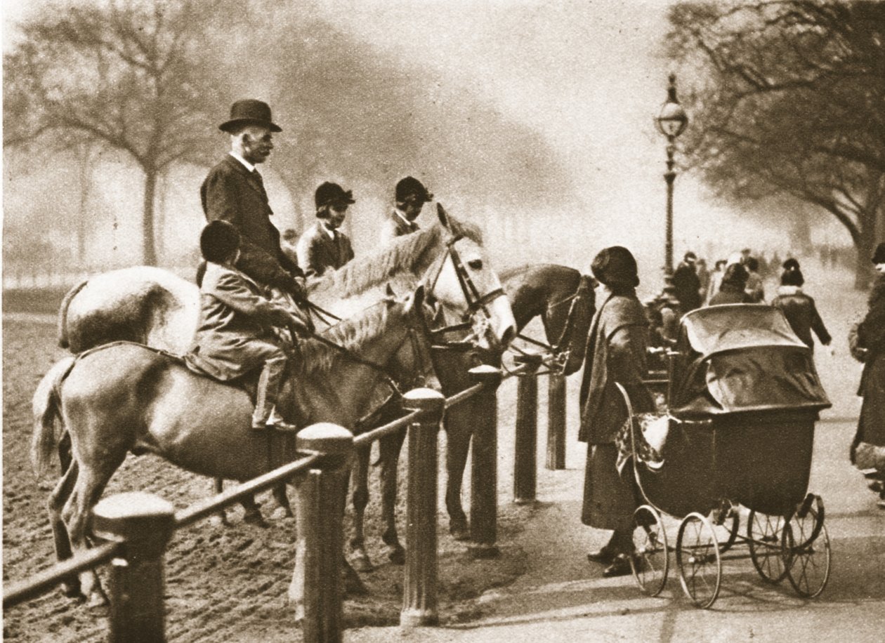 来自Wonderful London的Rotten Row骑马课程，1926-27出版（照相凹版） 作者 英国摄影师