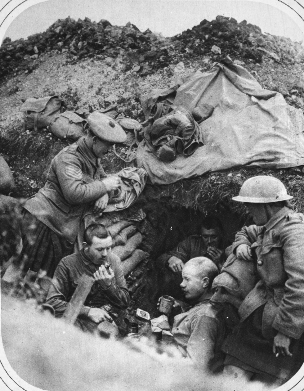 战壕中的晚餐时间：英国前进期间的一次快乐派对，1916年9月6日“插图战争新闻”中的插图 作者 英国摄影师
