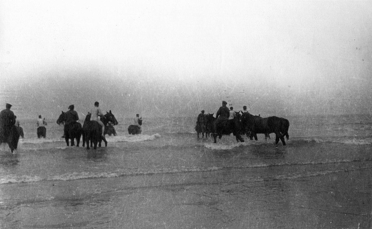 1916年8月，士兵们在诺曼底海岸游泳 作者 英国摄影师