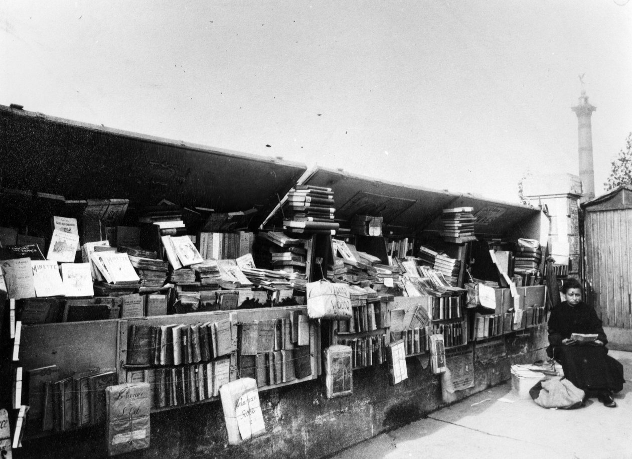 Bouquiniste在巴黎塞纳河旁边，c.1900 作者 法国摄影师