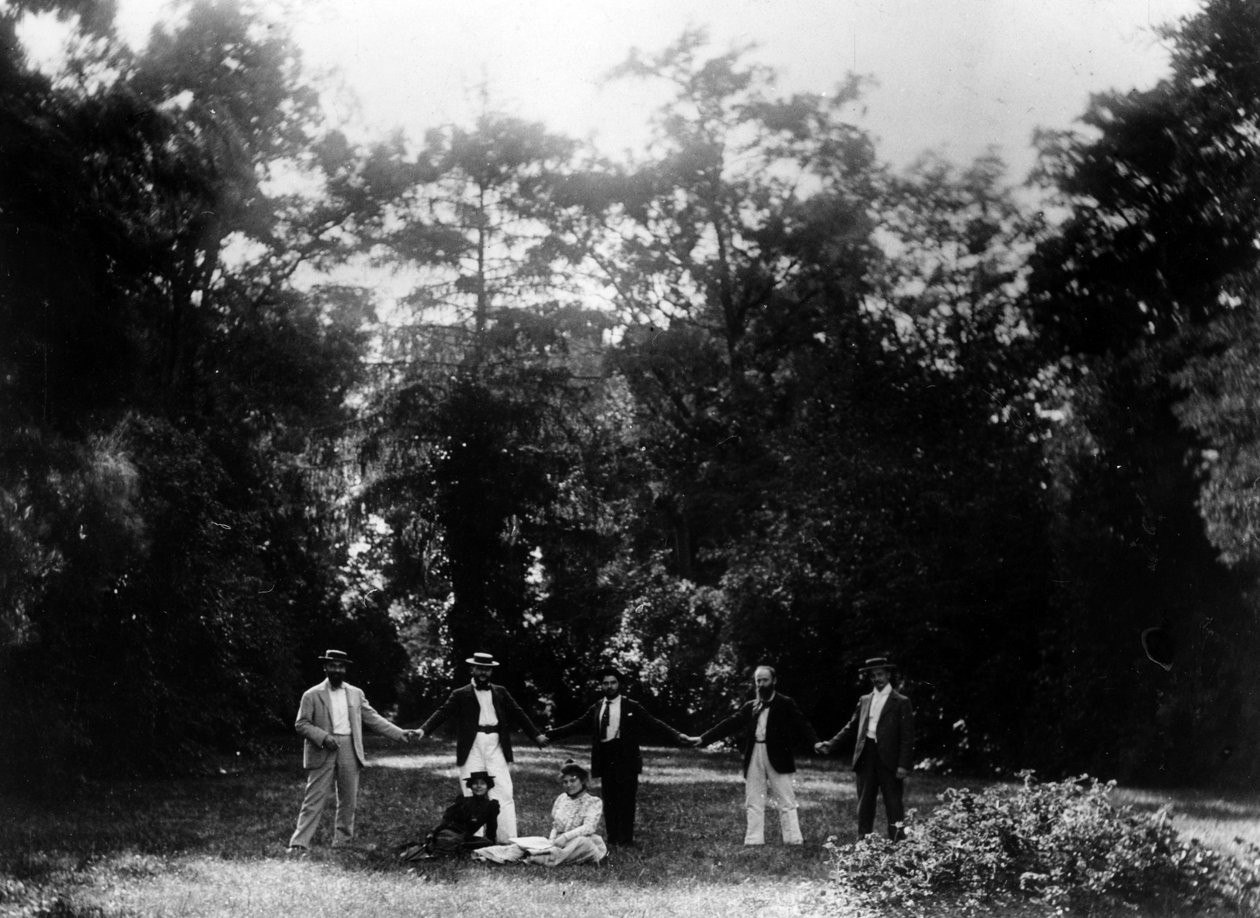 握手的小组朋友在Le Relais庭院里，Natanson家庭的家在Villeneuve-sur-Yonne，c。 1899年 作者 法国摄影师