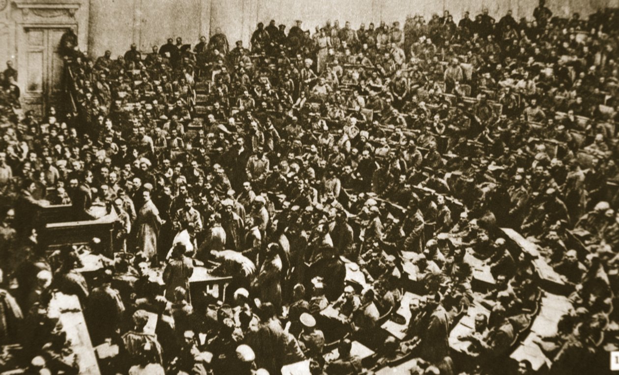 工人和士兵入侵杜马，1917年（棕褐色照片） 作者 俄罗斯摄影师