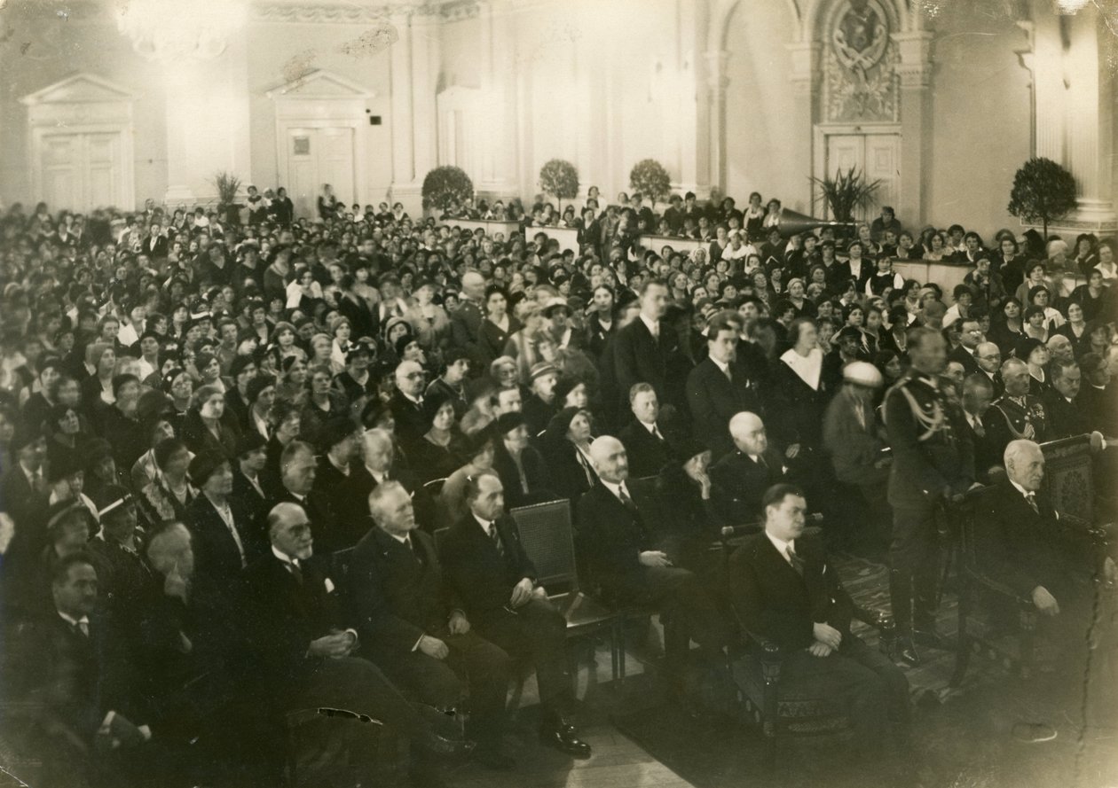 波兰妇女组织ZwiązekPracyObywatelskiej Kobiet全体会议于1933年在华沙举行.Sittin是共和国最右翼的总统，IgnacyMościcki 作者 不明
