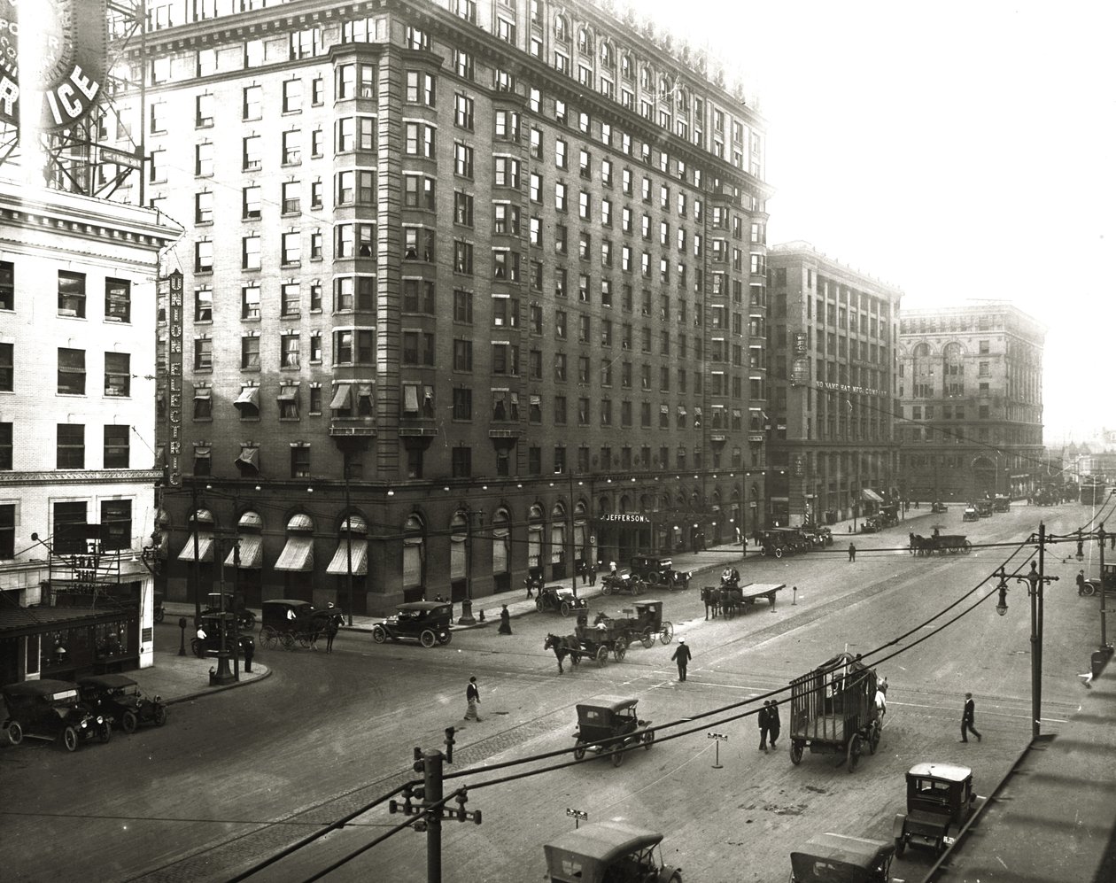 Jefferson Hotel和Union Electric大楼位于Twelfth和Locust Streets的交汇处 作者 不明