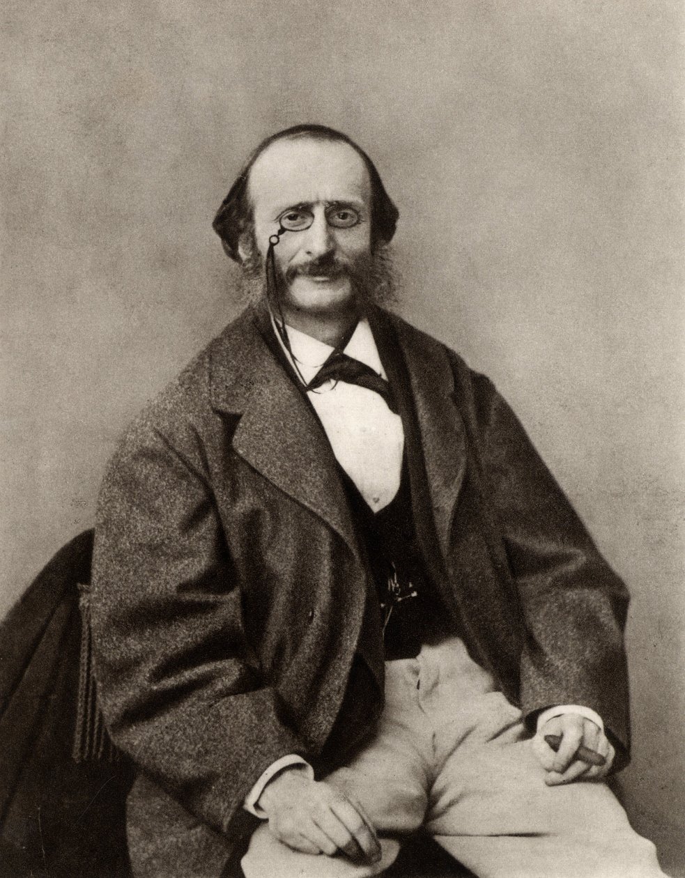 雅克·奥芬巴赫（Jacques Offenbach，1819-1880 年），出生于科隆，原名雅各布·利维·埃伯斯特·奥芬巴赫 (Jakob Levy Eberst Offenbach)。 德国出生的法国歌剧喜剧作曲家和指挥家（黑白照片） 作者 (1820-1910) 纳达尔