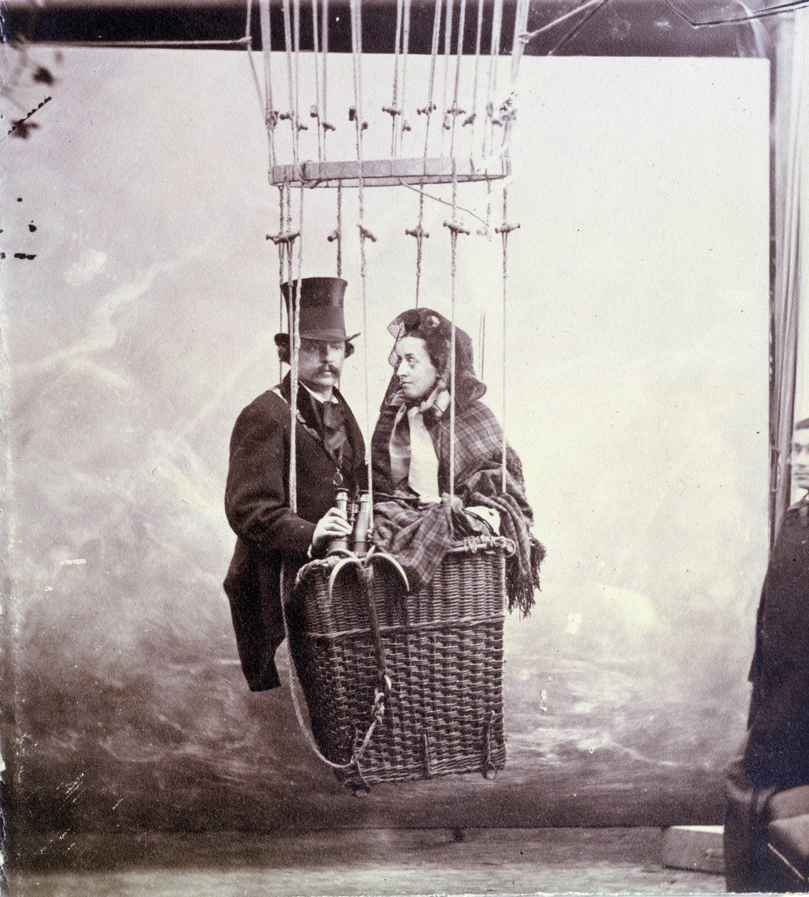 摄影师兼浮空器飞行员 Felix Tournachon dit Nadar（1820-1910 年）和他的妻子在气球篮中摆姿势的照片 作者 纳达尔