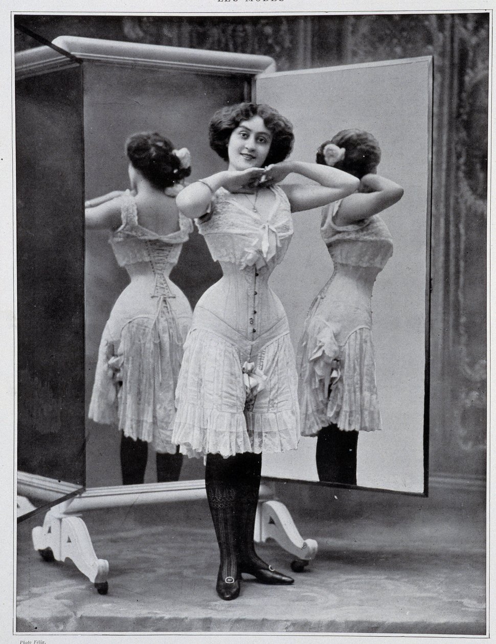 展示Thylda胸衣的模特，照片为Félix--载于《Les Modes》，1907年12月。 作者 （之后）Felix Studio