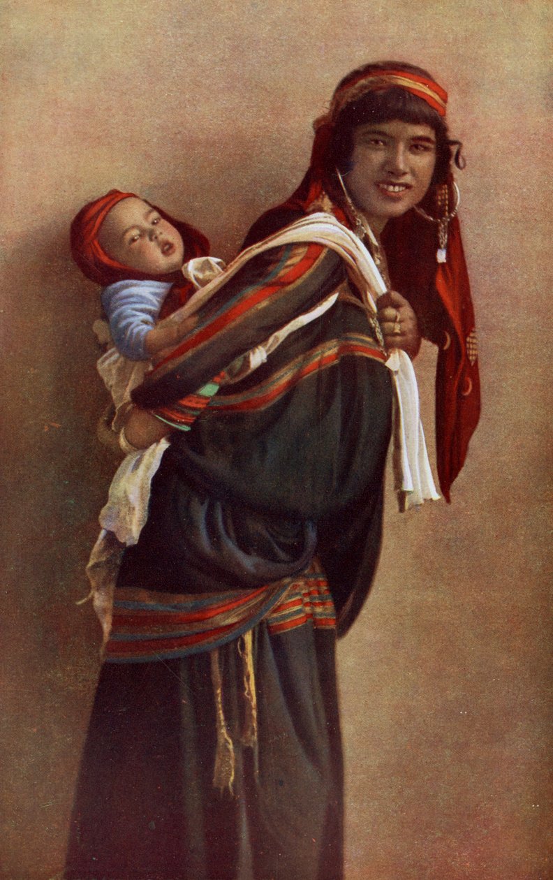 非洲。贝都因母亲与她的孩子在她的肩上。 1920 作者 不明