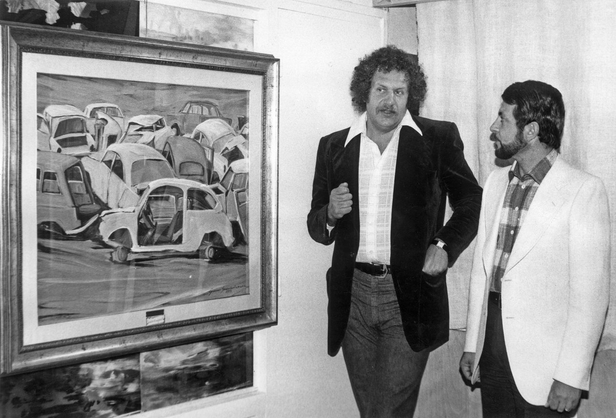 死亡舒曼欣赏其中一个画布呈现Gianni Guadalaxara标题为“Jardin DToday”在La Cite Berryer Rue Royale A Paris 1974年6月26日 作者 不明