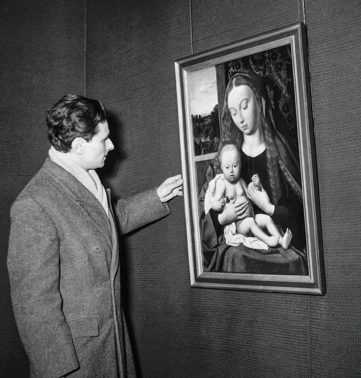 1951年1月31日在巴黎Petit Palais举办的柏林博物馆的杰作展览：这里是Gerard de Saint-Jean的画布The Virgin and Child 作者 不明