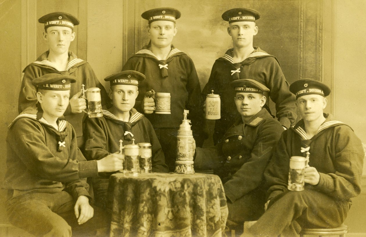 德国WW1帝国海军水手喝啤酒，c.1914 作者 不明