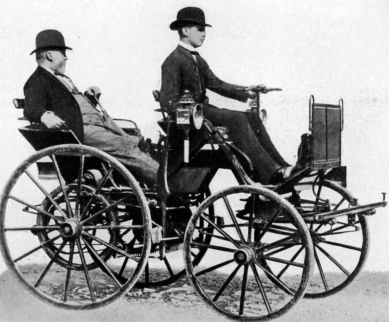 1886年，戈特利布戴姆勒驾驶汽油车 作者 不明