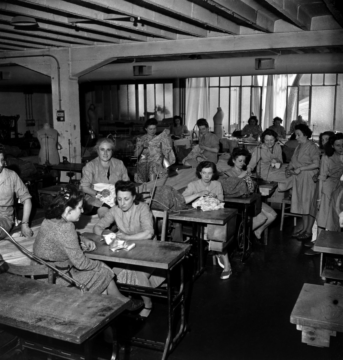 用平面帆布制作衣服，巴黎，C。1947年 作者 不明