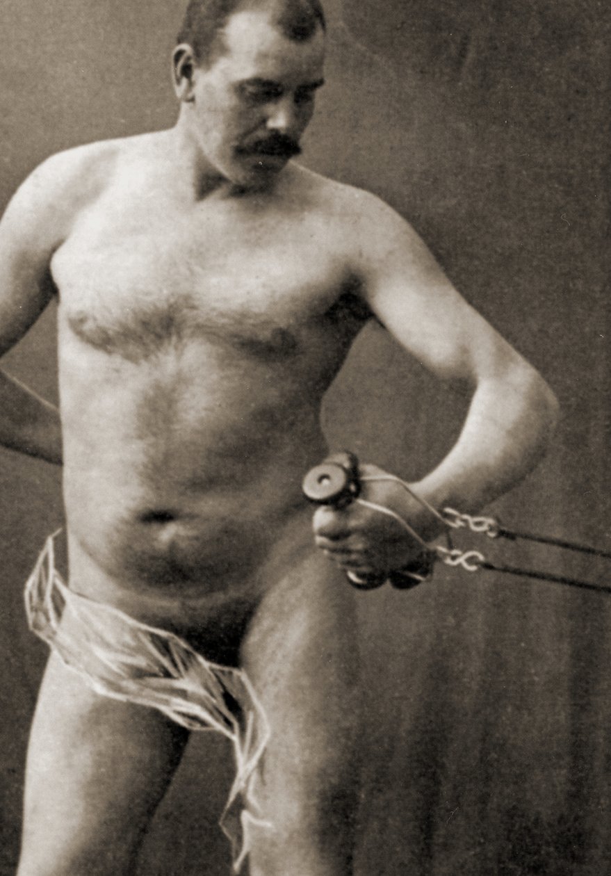 裸体男性握着电缆机的手柄，c.1910（棕褐色照片） 作者 不明