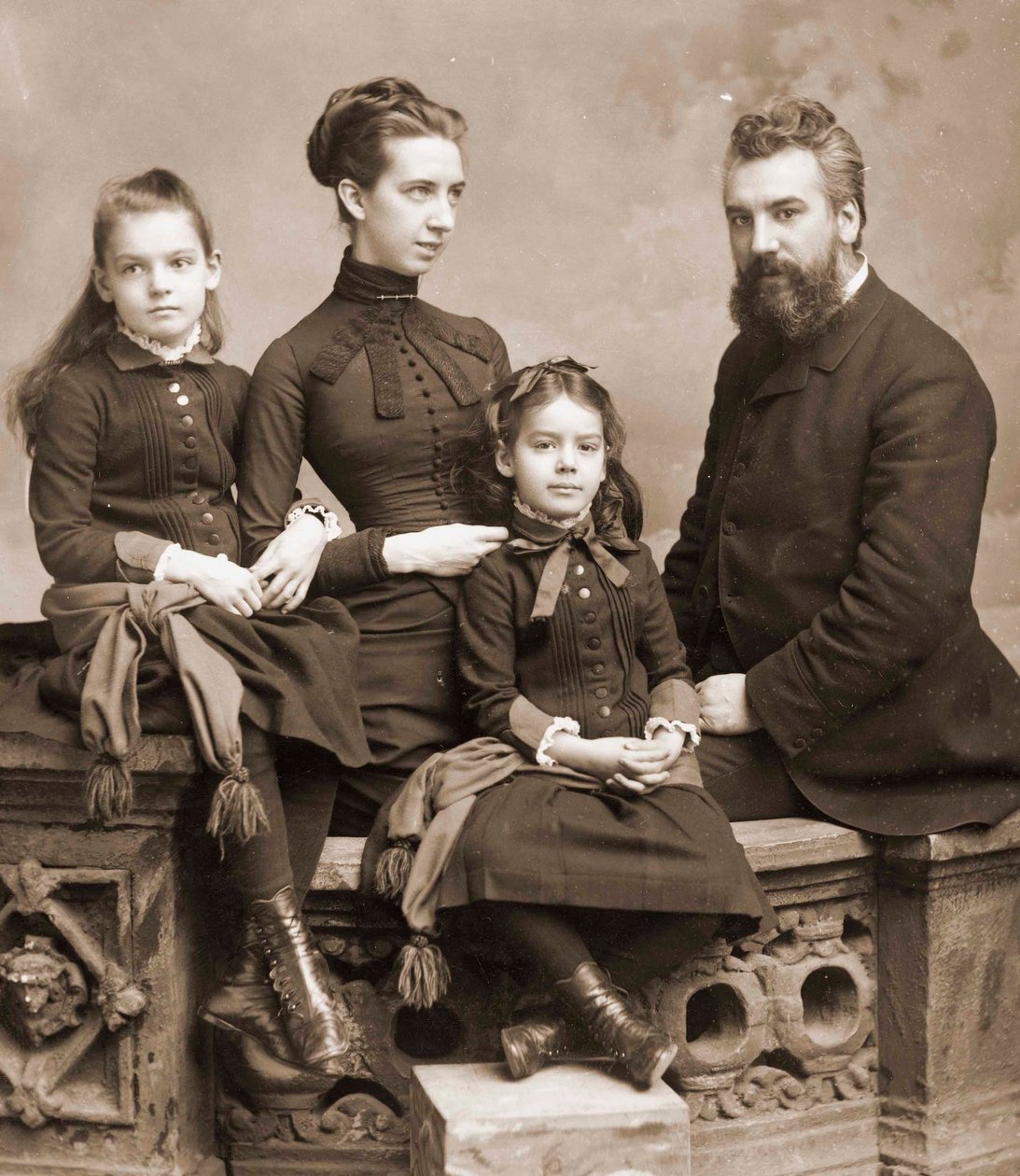 Alexander Graham Bell，他的妻子Mabel Gardiner Hubbard和他们的女儿Elsie和Marian的照片c.1885rn 作者 不明