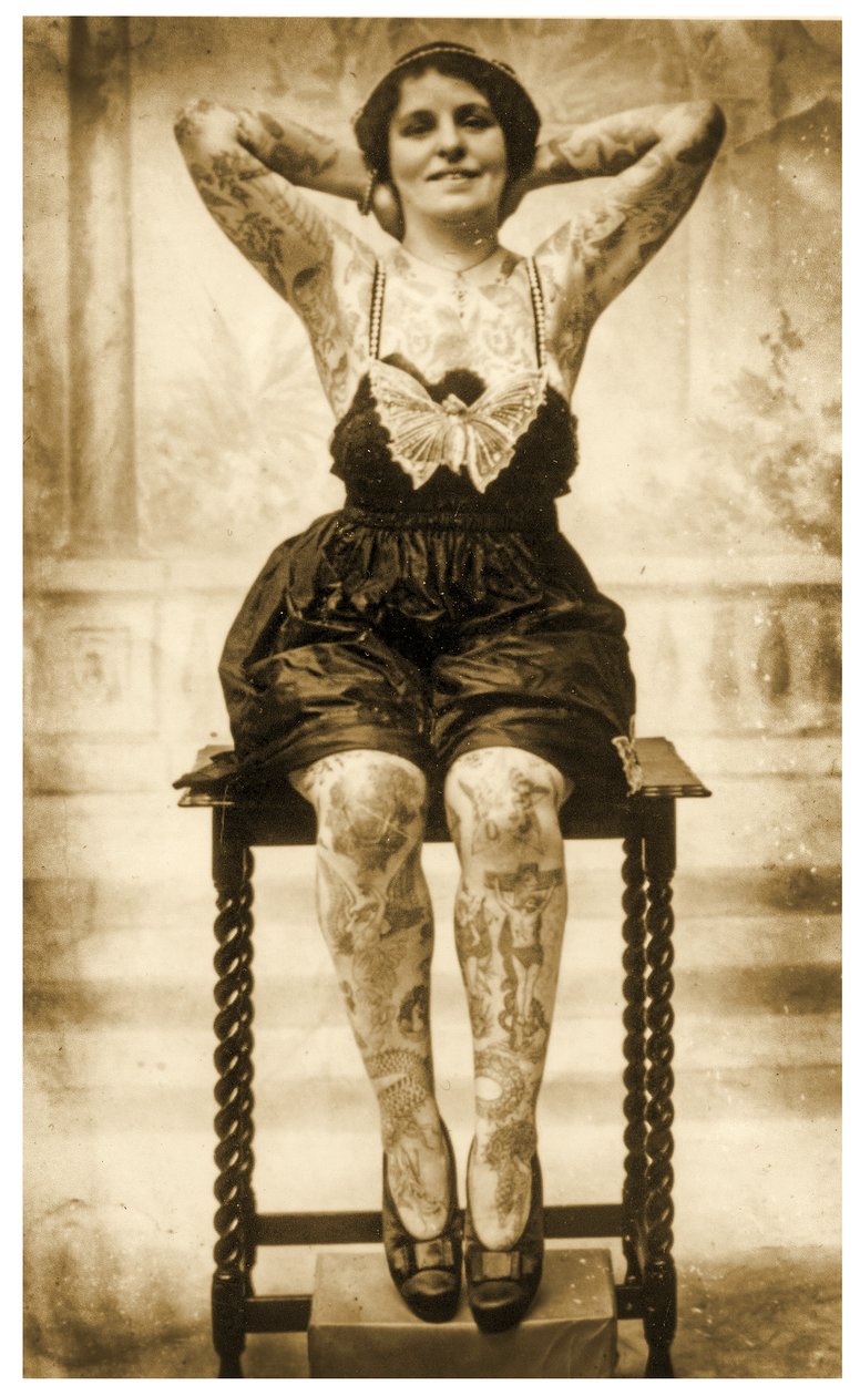 坐着纹身的女人的肖像，c.1895（棕褐色照片） 作者 不明