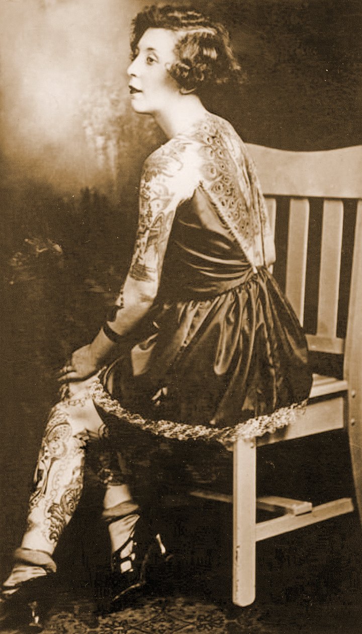 纹身的女人的肖像，c.1895（棕褐色照片） 作者 不明