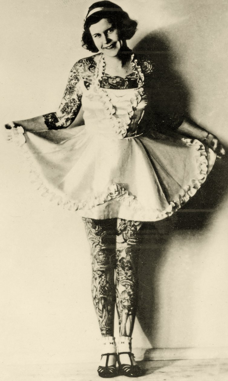 纹身的女人的肖像，c.1946（棕褐色照片） 作者 不明