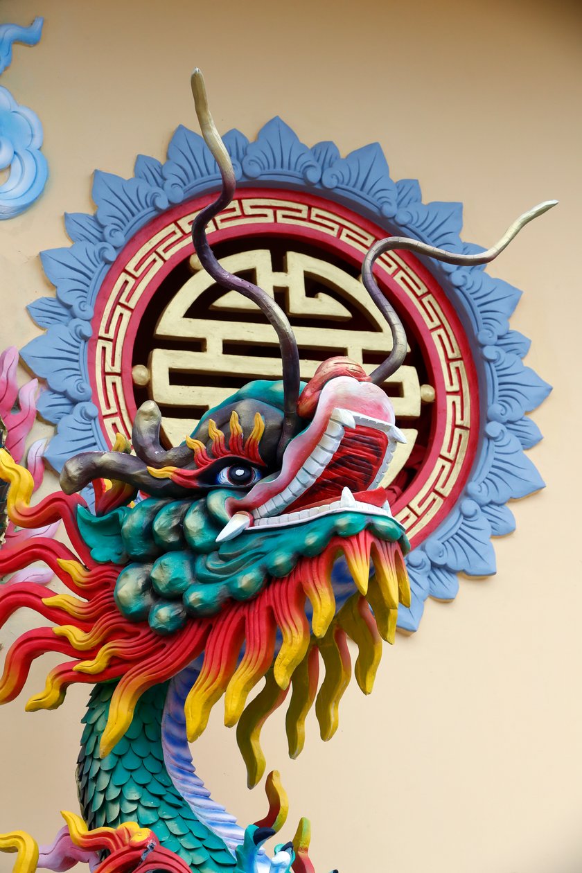 Sung Hung宝塔。中国龙雕塑。富国。越南。 作者 不明