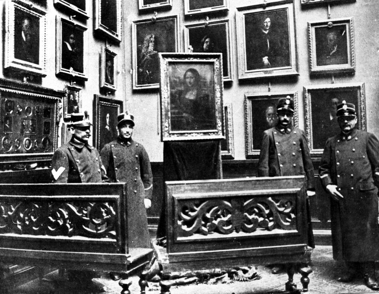 1911年8月21日，意大利画家文森佐·佩鲁贾（Vincenzo Peruggia）在卢浮宫博物馆被盗后，蒙娜丽莎（Mona Lisa）在佛罗伦萨的乌菲兹博物馆（Uffizi museum）中设有警卫。 作者 不明