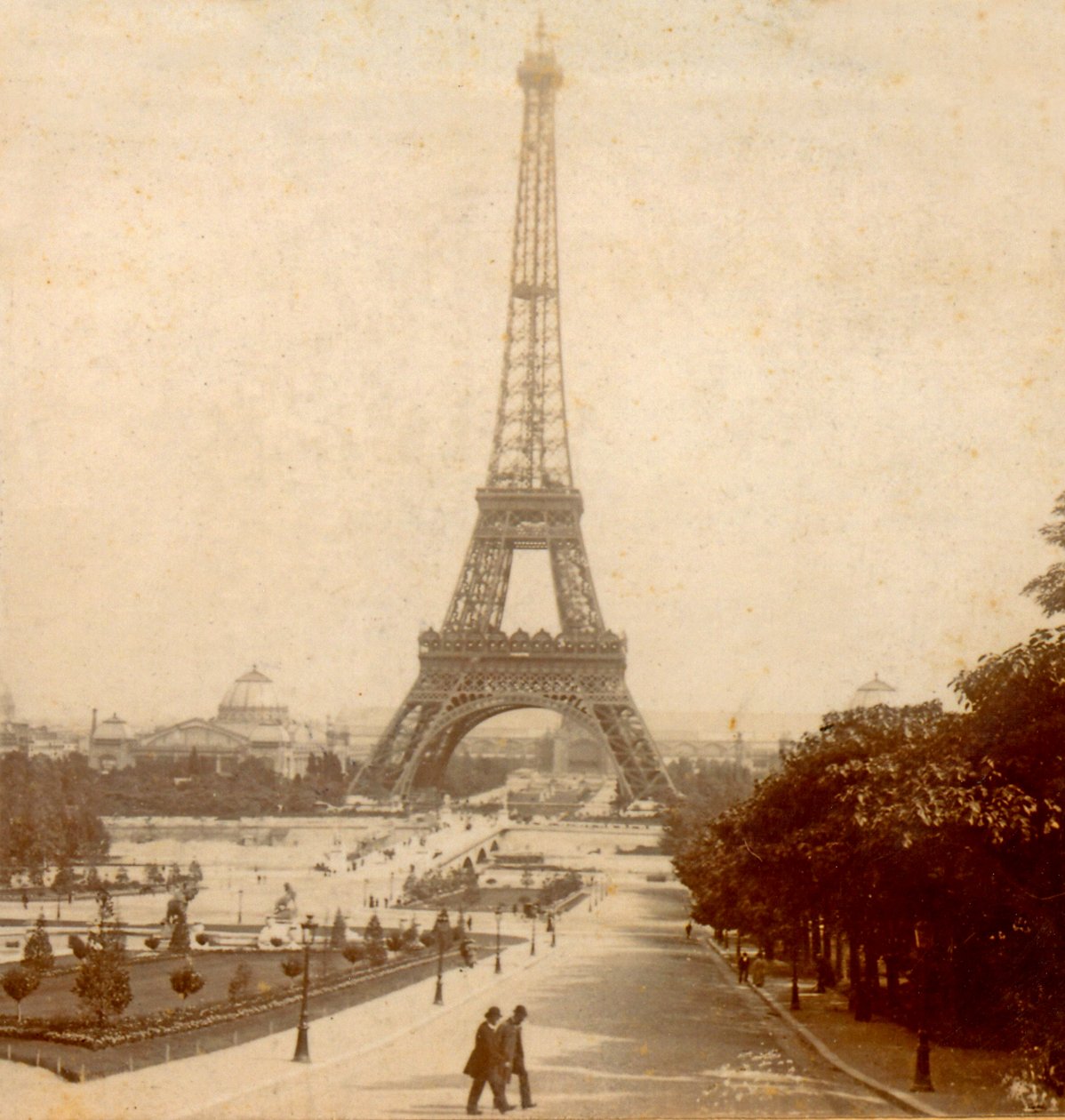 艾菲尔铁塔和机械画廊看法从Trocadérorn庭院，巴黎，法国c。 1889年 作者 不明