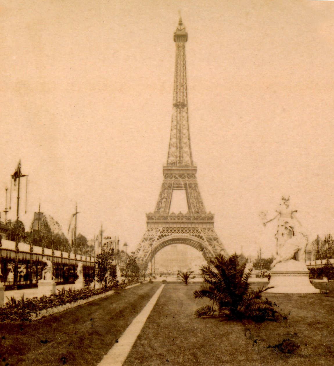 艾菲尔铁塔和Trocadero宫殿看法从Jardin du Champ de Mars，巴黎，法国。 1889年 作者 不明