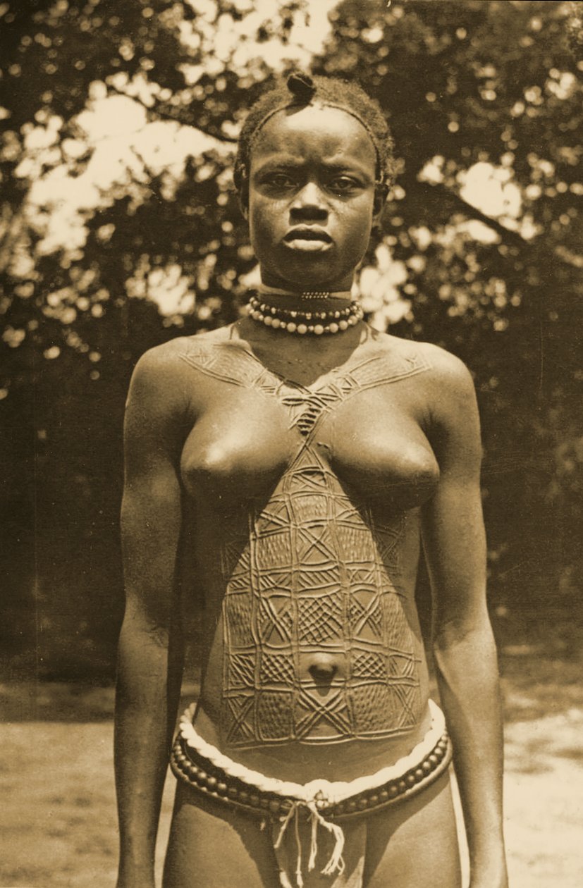 来自几内亚的妇女与传统的划痕，c.1905 作者 不明
