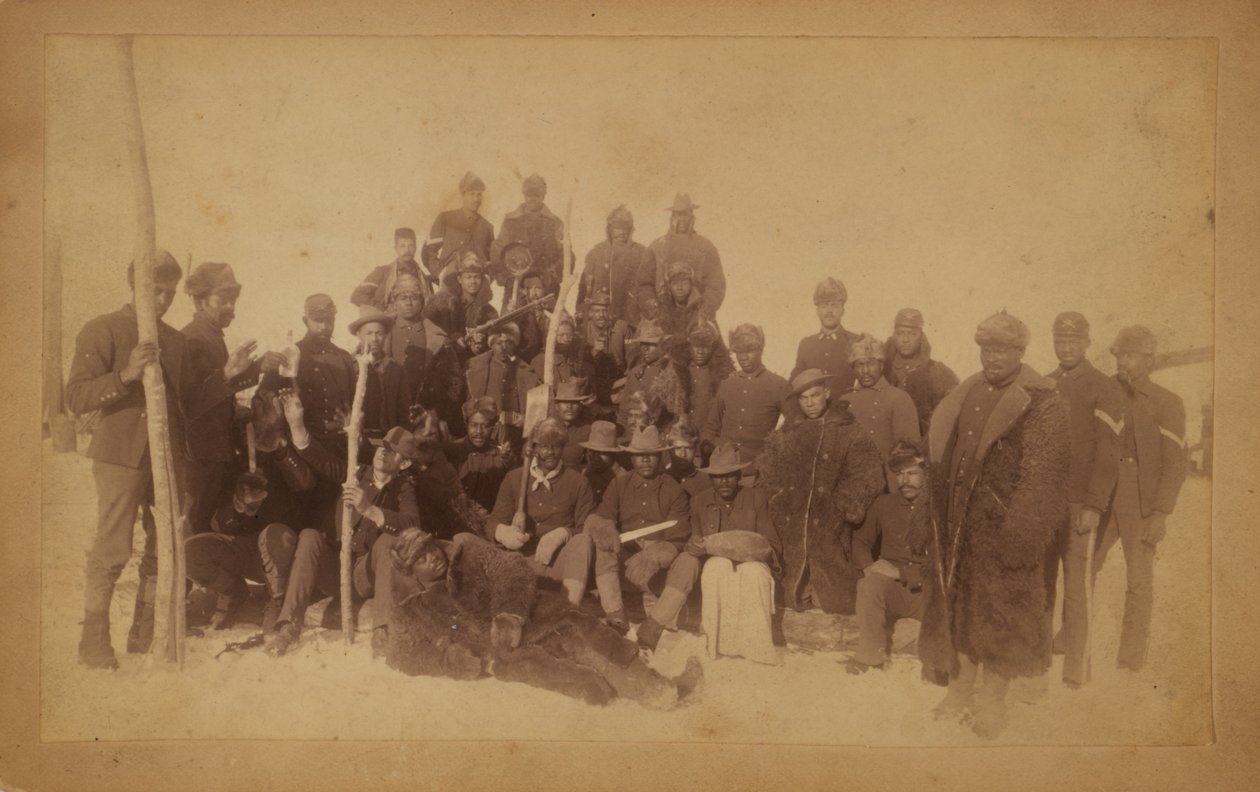 2590步兵的布法罗士兵，一些穿着水牛长袍，1890年，蒙大拿州基奥堡（明胶银印） 作者 美国摄影师