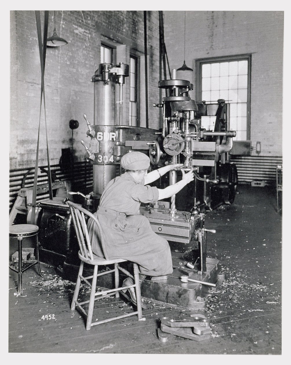 女工在第一次世界大战期间的一家工厂，c.1917 作者 美国摄影师