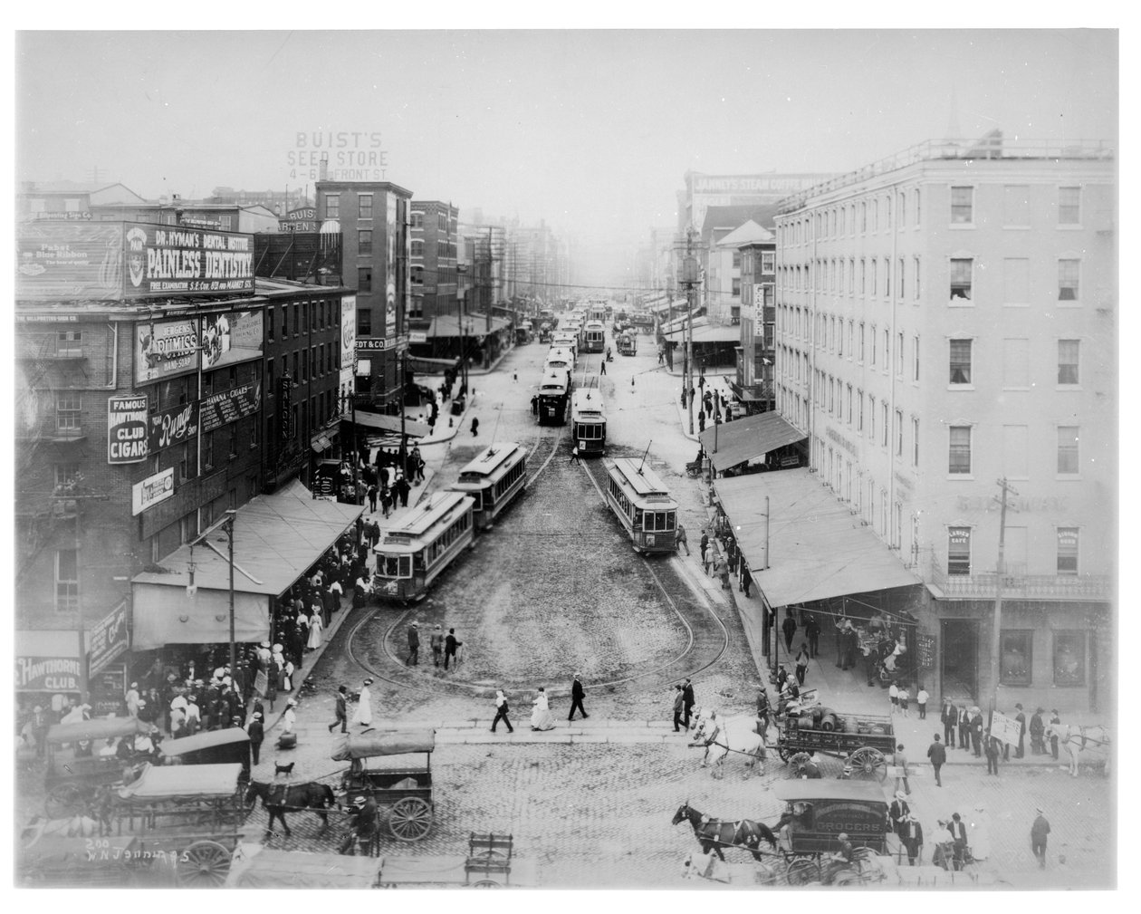 1910年，费城市场街上的拉杆轮转 作者 美国摄影师