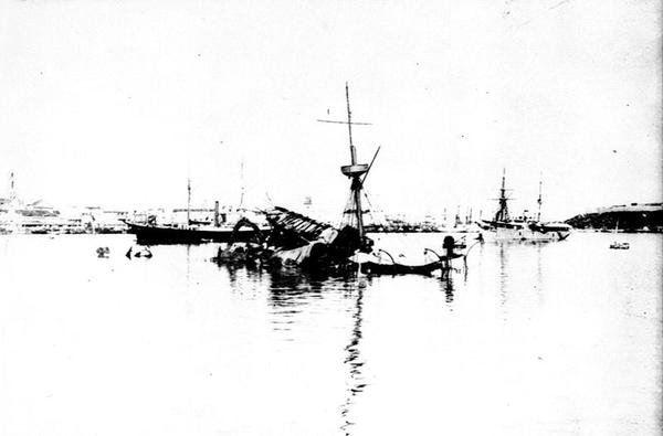 1898年2月15日，哈瓦那港的缅因号航行 作者 美国摄影师