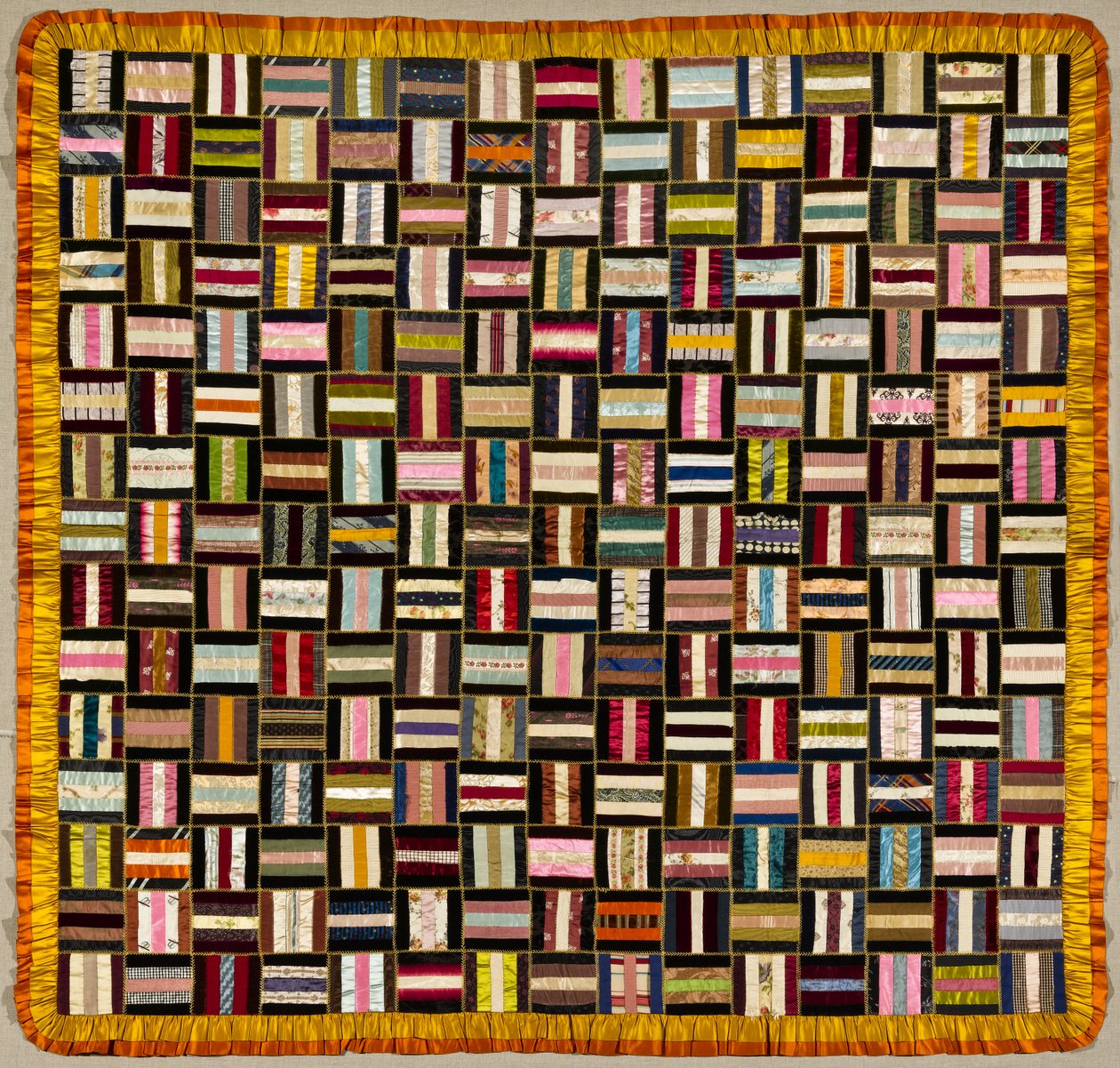 Bars Quilt，c.1880（丝绸和天鹅绒） 作者 美国学校
