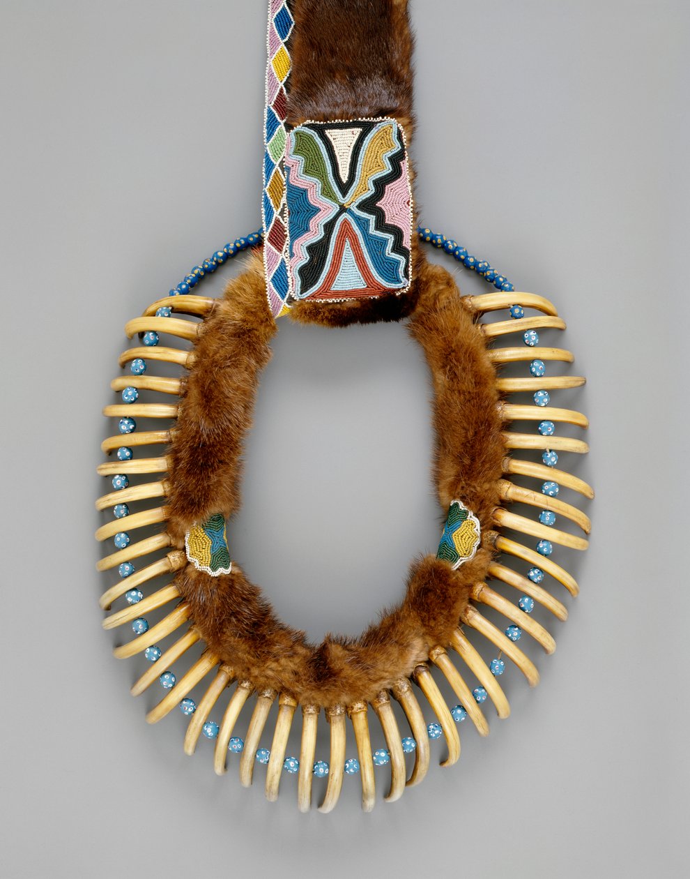 熊爪项链，Mesquakie，c.1835 作者 美国学校