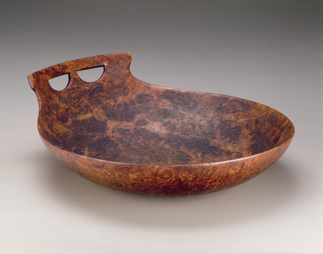 碗，东苏族，美洲原住民，1850年（白蜡木） 作者 美国学校