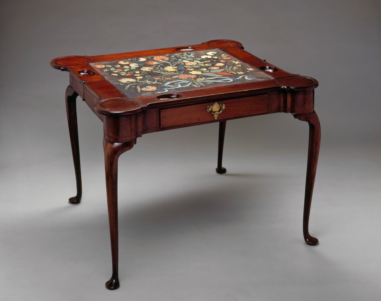 卡桌，1730-60（桃花心木和镶嵌） 作者 美国学校