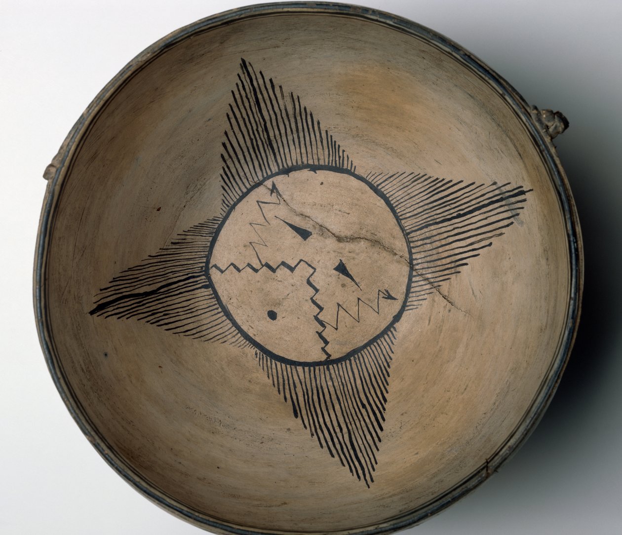 Cochiti Pueblo仪式碗，有太阳，鸟，云，闪电和雨，1890年（带有彩色滑动涂料和生皮的陶器） 作者 美国学校
