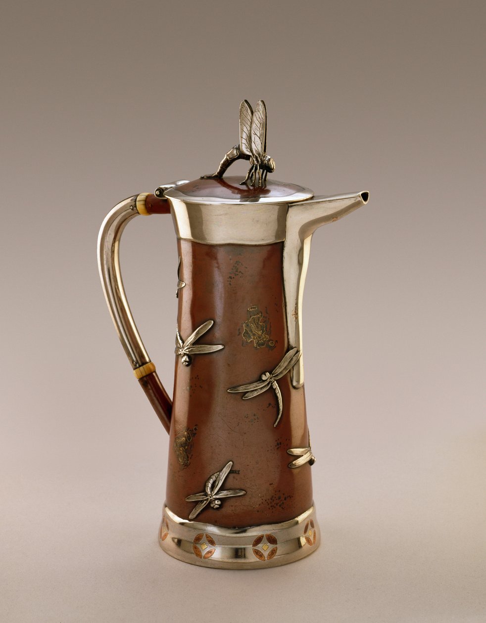 咖啡壶，蒂芙尼公司，1879年（纯银与铜） 作者 美国学校