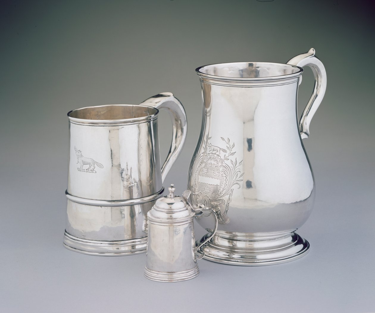 LtoR：Mug，1725-35，John Burt（1692-174546）微型大啤酒杯，c.1757 by Samuel Edwards（1705-62）和大麻，c.1760 by Benjamin Burt（1729-1805）来自马萨诸塞州波士顿（白银） 作者 美国学校