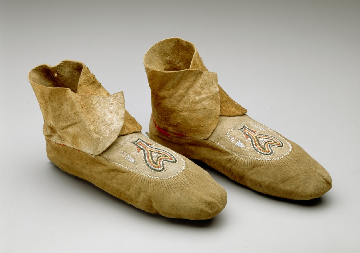 软皮鞋，Menominee，1830（熏鹿皮，豪猪羽毛和羊毛织物） 作者 美国学校