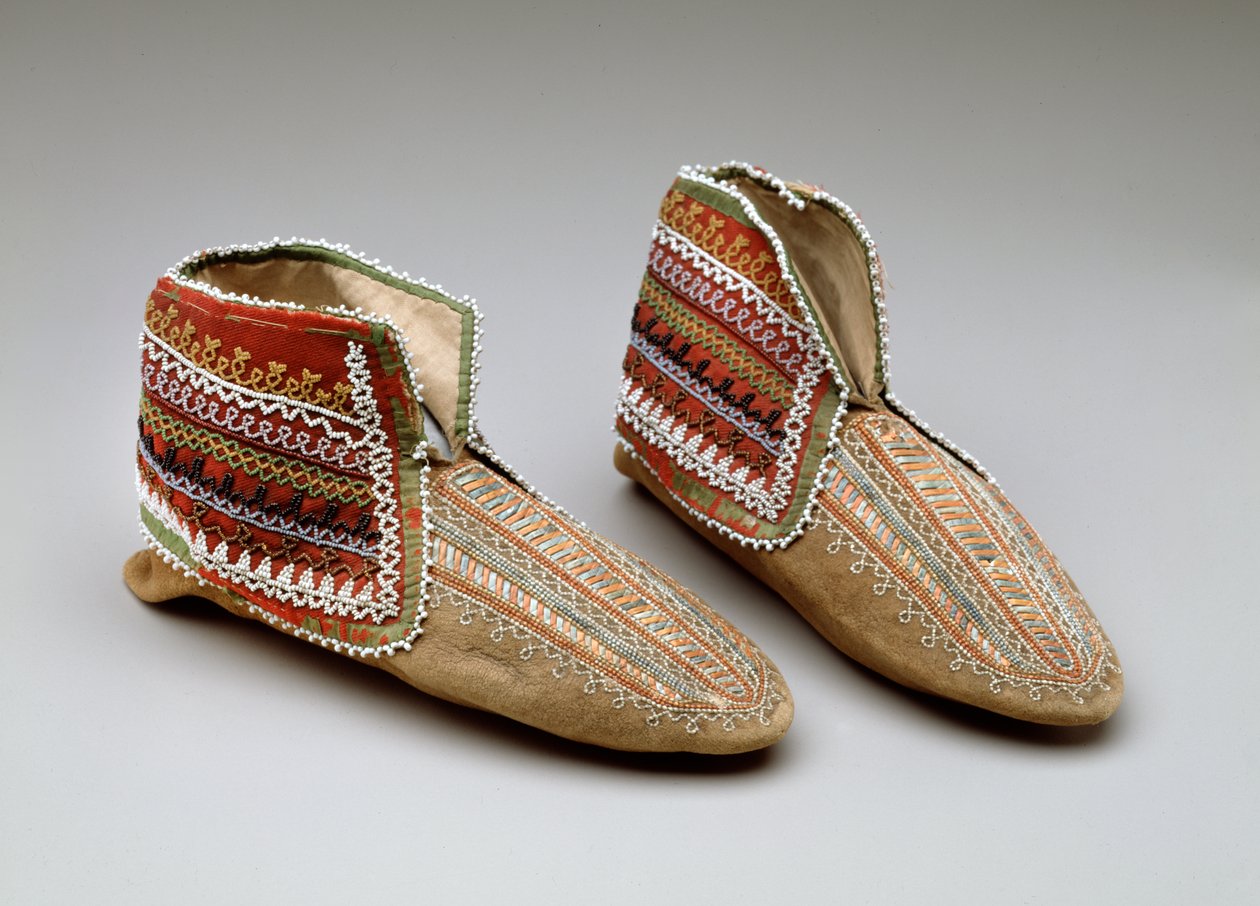 一双鹿皮鞋，Iroquois，c.1830 作者 美国学校