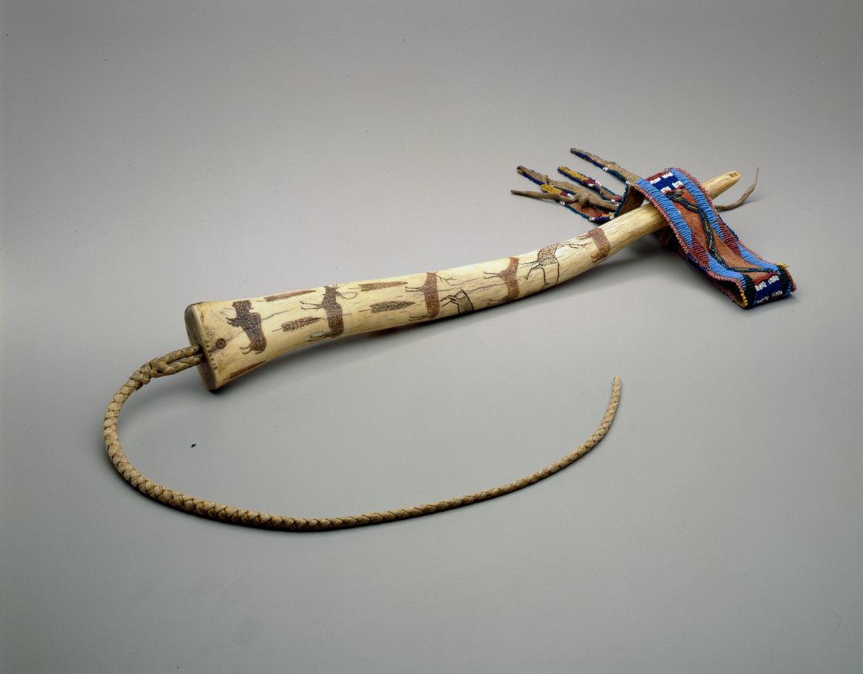 Quirt，雕刻麋鹿鹿角，Osage Nation，c.1875（骨头） 作者 美国学校
