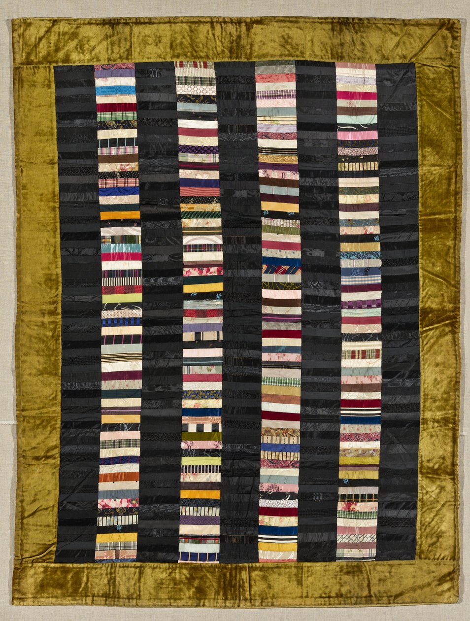 Strippie被子，1880年（丝绸和天鹅绒） 作者 美国学校