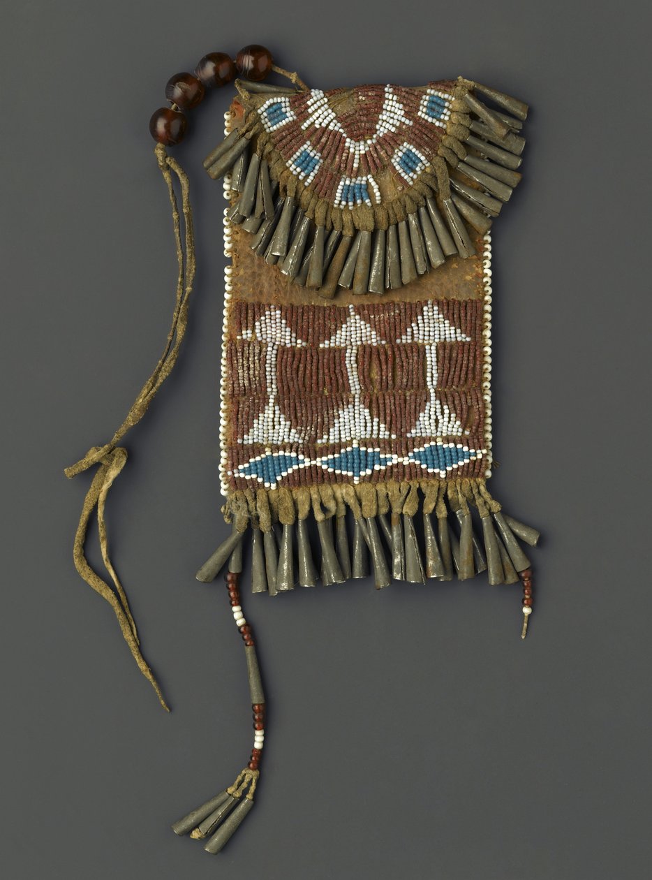 女人皮带盒，可能是Ute或Kiowa，1880-90（hedi，金属，珠子和颜料） 作者 美国学校